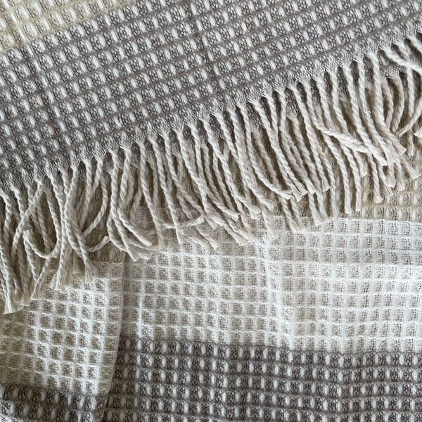 Plaid van 100% gerecyclede garens 1,30 x 1,70 meter - Ecru-Marrone Gestreept